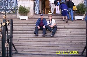 ORAN 11 2006 AUGUSTIN IBANEZ ET SA FILLE 44 ANS APRES SUR LES MARCHES DE LA MAIRIE